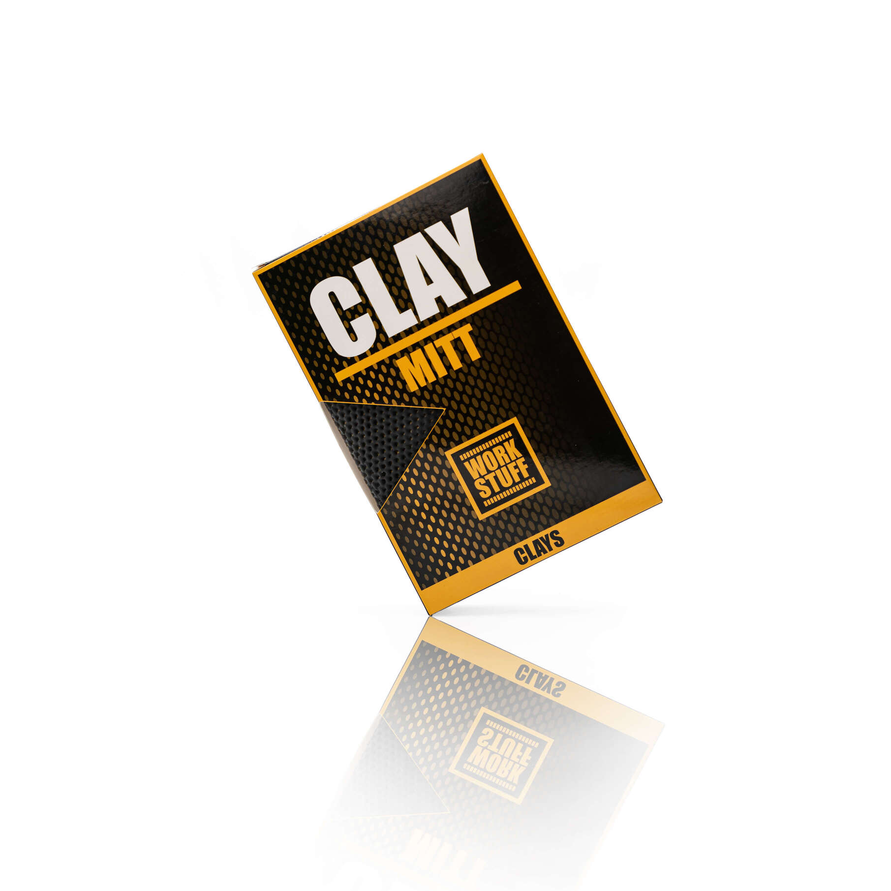 Una caja negra y amarilla con la etiqueta CLAY MITT y la marca Work Stuff se encuentra en posición vertical, reflejada en una superficie blanca y lisa.