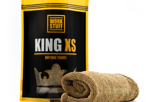 Un paquet de serviettes de séchage Work Stuff King XS jaune et noir se tient debout à côté d'une serviette en microfibre brune enroulée sur du blanc. Un paquet de serviettes de séchage Work Stuff King XS jaune et noir se tient debout à côté d'une serviette en microfibre brune enroulée sur du blanc.