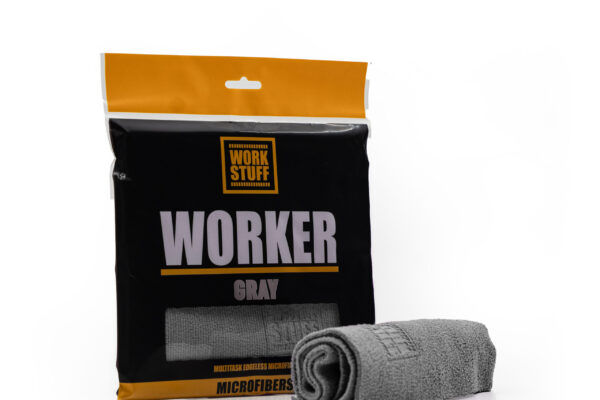 Work Stuff Worker Paquete gris con un paño de microfibra gris enrollado delante, sobre un fondo blanco liso. Work Stuff Worker Paquete gris con un paño de microfibra gris enrollado delante, sobre un fondo blanco liso.