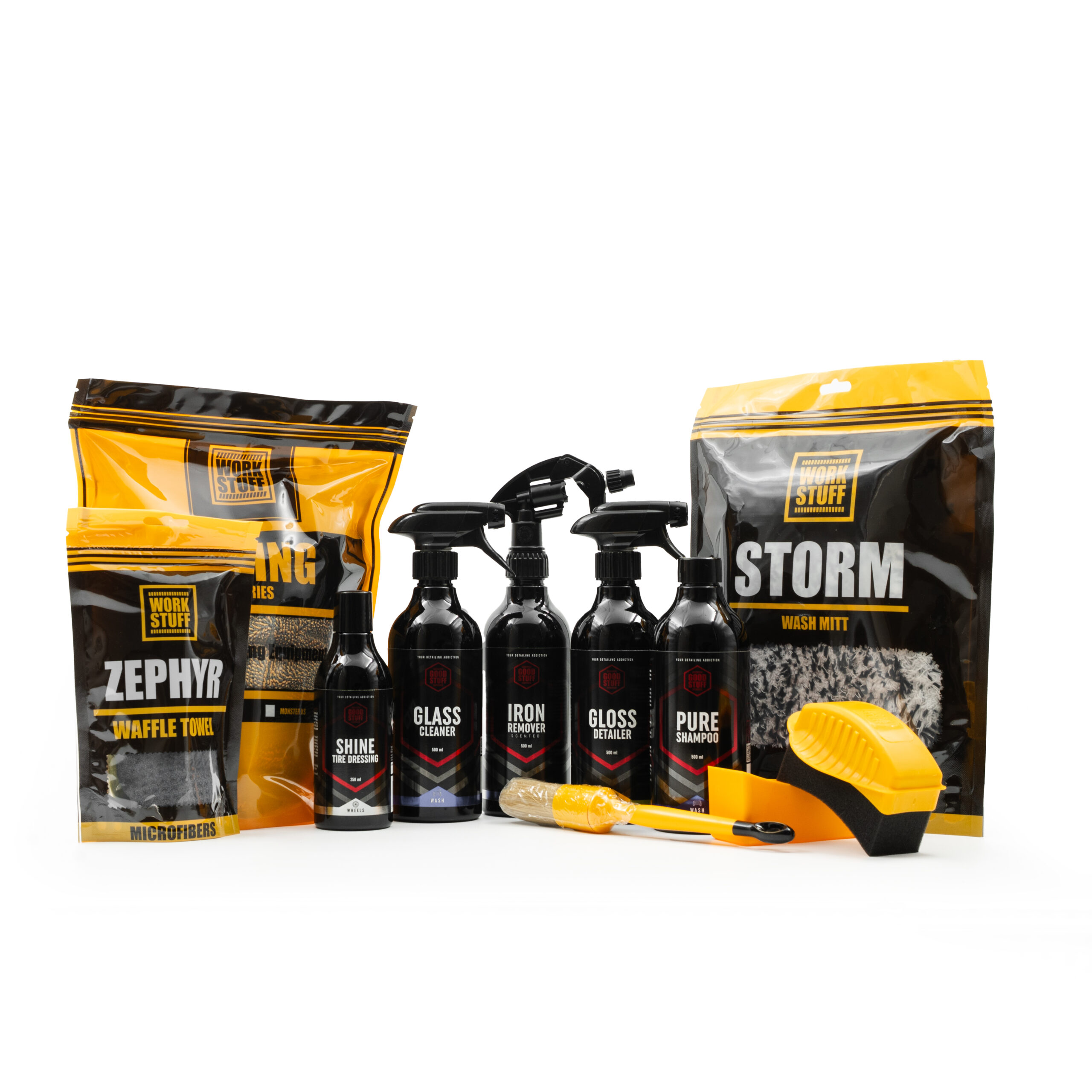 Produits d'esthétique automobile noirs et jaunes - flacons de spray, solutions de nettoyage, brosses, éponges, serviettes, gants - marque Work Stuff.