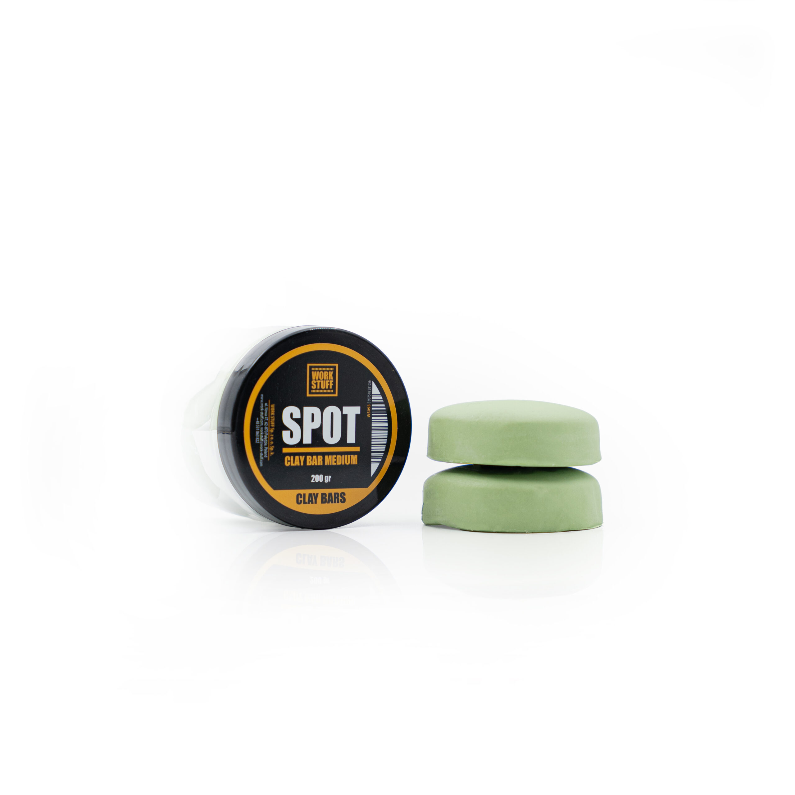 Un récipient rond étiqueté Spot Clay Bar Medium se trouve à côté de deux barres d'argile vertes ovales empilées sur une surface blanche.