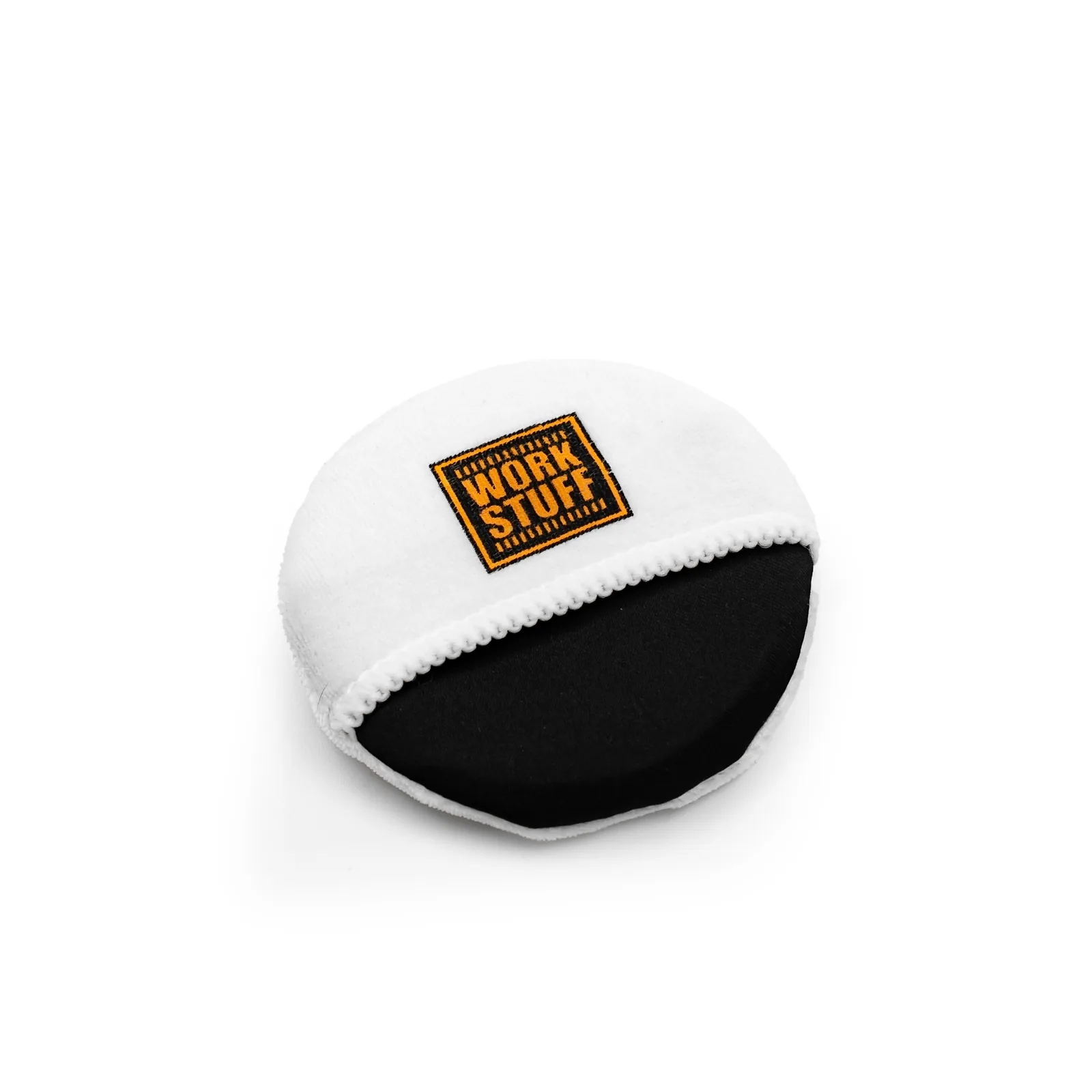 Tampon applicateur rond en microfibre noir et blanc avec revêtement céramique, doté d'un centre noir et d'un écusson « Work Stuff » sur le dessus.