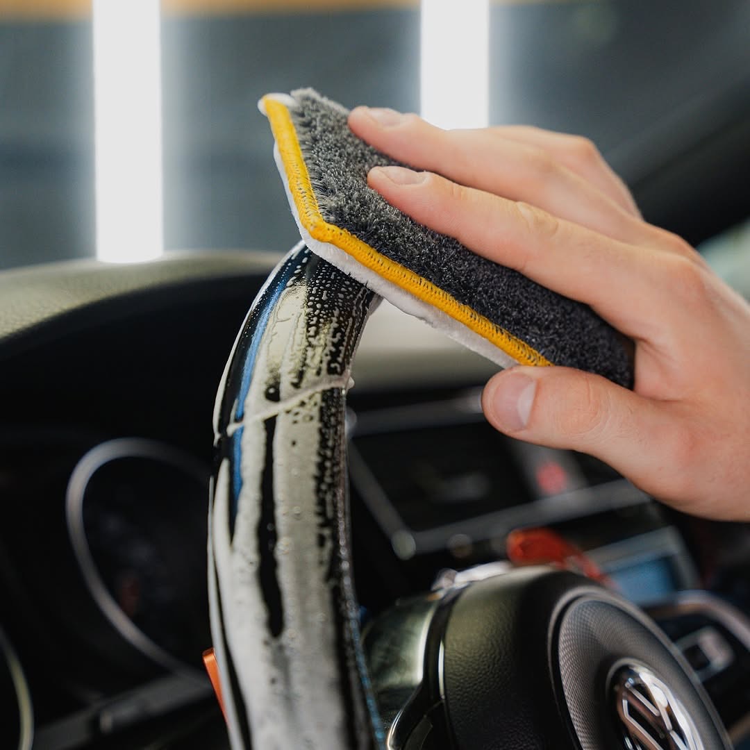 SCRUBBER PAD podczas czyszczenia strukturalnych tworzyw wnętrza